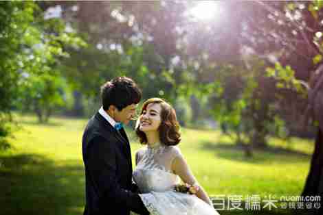 幸福的情侣黑白婚纱照图片