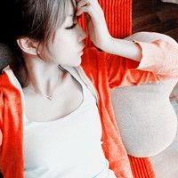 女生侧面落泪头像