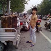 帅哥你穿低腰裤要记得打底啊!