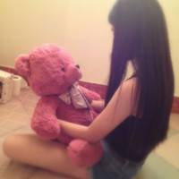 女生侧面拿手机头像