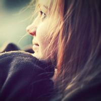 侧着脸的女生头像