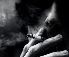 独自抽烟尽显落寞欧美黑白男生头