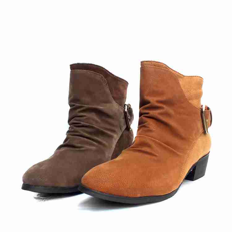 新品尖头靴子女秋冬短靴皮搭扣休闲鞋加绒擦皮女中跟