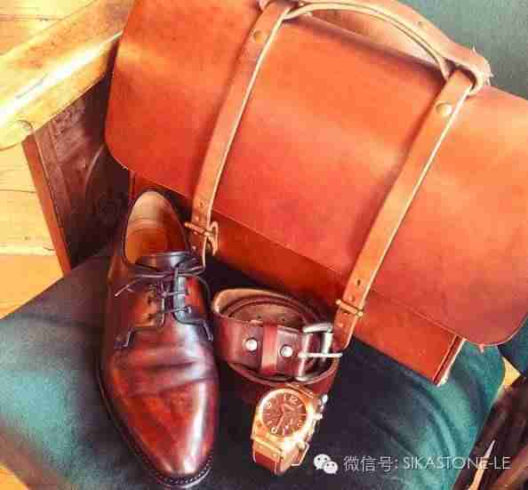 一个充满了男人味的皮包一个皮包单看外表就可以感觉