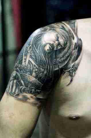 再配上纹身是不是更有男人味!