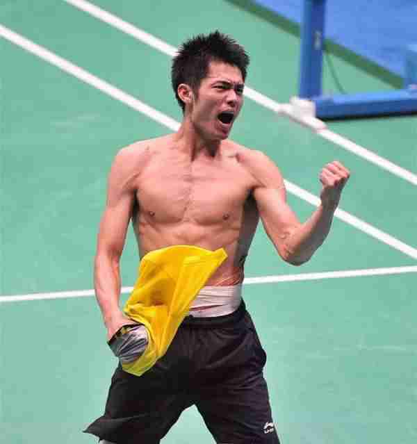 就来说说他男人味帅爆的经典胜利姿势!