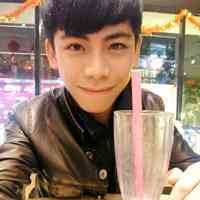 男生气质帅气个性头像看着湿漉漉的地面