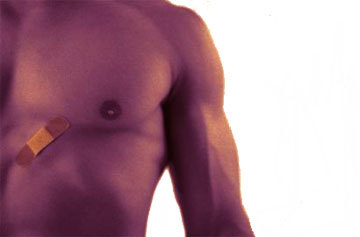 扁扁的胸部缺少些男人味