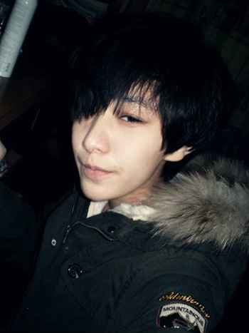 拿着花遮住头男生头像