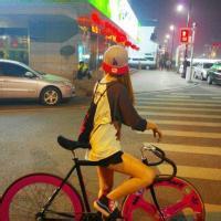 男生骑死飞车头像