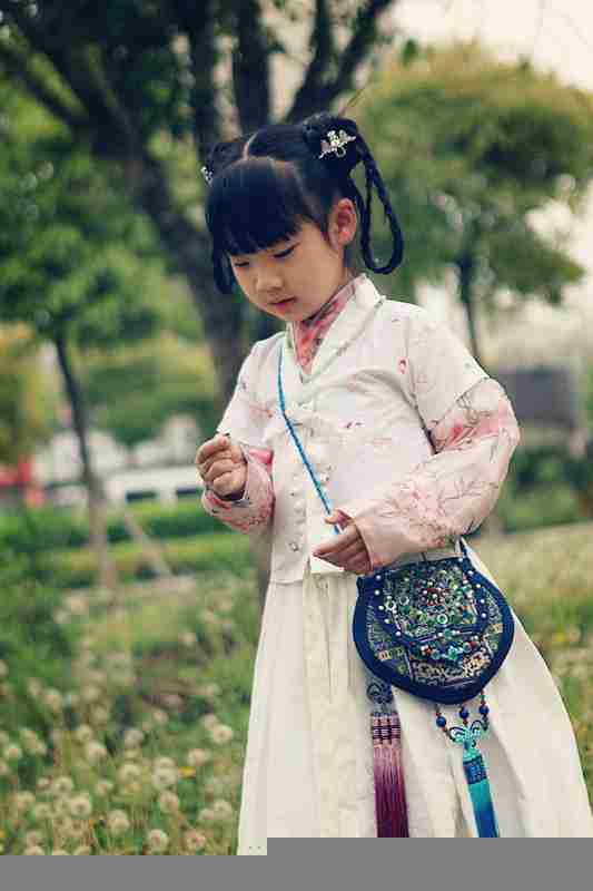 穿汉服的小女孩