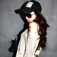 帮找个戴棒球帽的女生意境头像