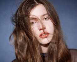 唯美蓝色海边女生图片