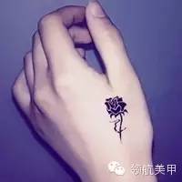 性感的女人要纹身