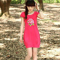 加上领口处性感的嘴唇