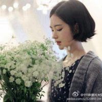 美女手捧鲜花图片头像