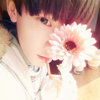 微信小女孩拿花头像图片