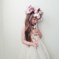 微信小女孩拿花头像图片