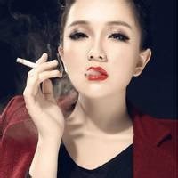红唇抽烟图片