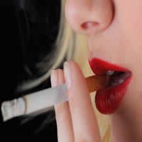 红唇抽烟图片
