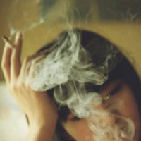 女生抽着烟的微信头像