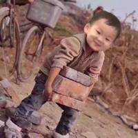 三个小孩搬砖的搞笑图片
