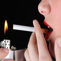 红嘴唇抽烟图片