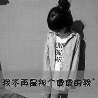 女生冷酷黑白照
