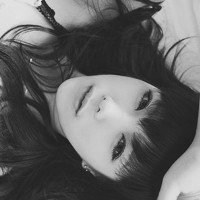 女生冷酷黑白照