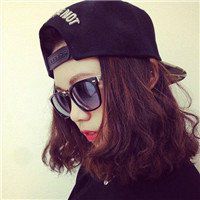 女生头像黑白戴帽子