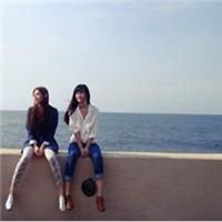 两个人看海图片