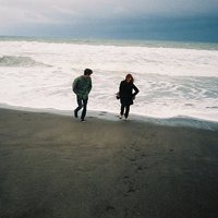 两个人看海图片
