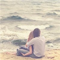 两个人看海图片