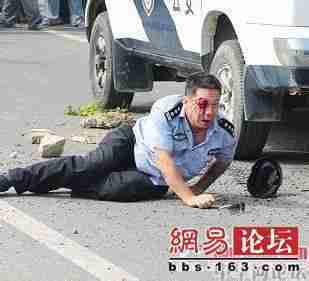 微信脚踩警车头像 踩警车的微信头像
