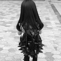 黑白女生全身低头头像 微信头像女生伤感黑白