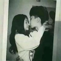 黑白亲密的情侣的微信头像
