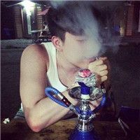 霸气的男生抽烟的头像黑白