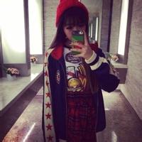 拿手机的美女头像 拿酒的美女头像