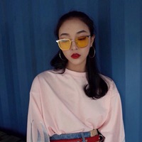 几分随意却不失魅力的戴眼镜的女生头像 