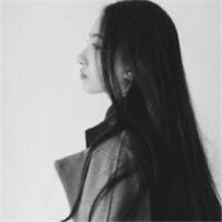 黑白长发的美女微信头像