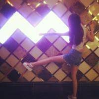 创意的微信姐妹头像一左一右：快乐伴过