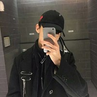 干净又帅气的男子手机挡脸微信头像 