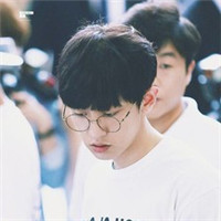 戴一副眼镜装一装深沉 复古圆框眼镜帅哥头像