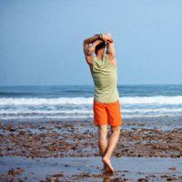 夕阳下在沙滩男生头像 在海边阳光背影男生唯美