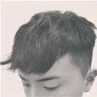 黑白的男生半身简单头像