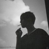 黑白个性的男生抽烟头像