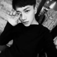 黑白的帅气男生微信头像