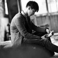 黑白的男生简约微信头像