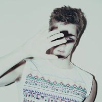 帅气男生捂手微信个性头像