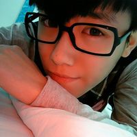 可爱戴眼镜男生微信头像